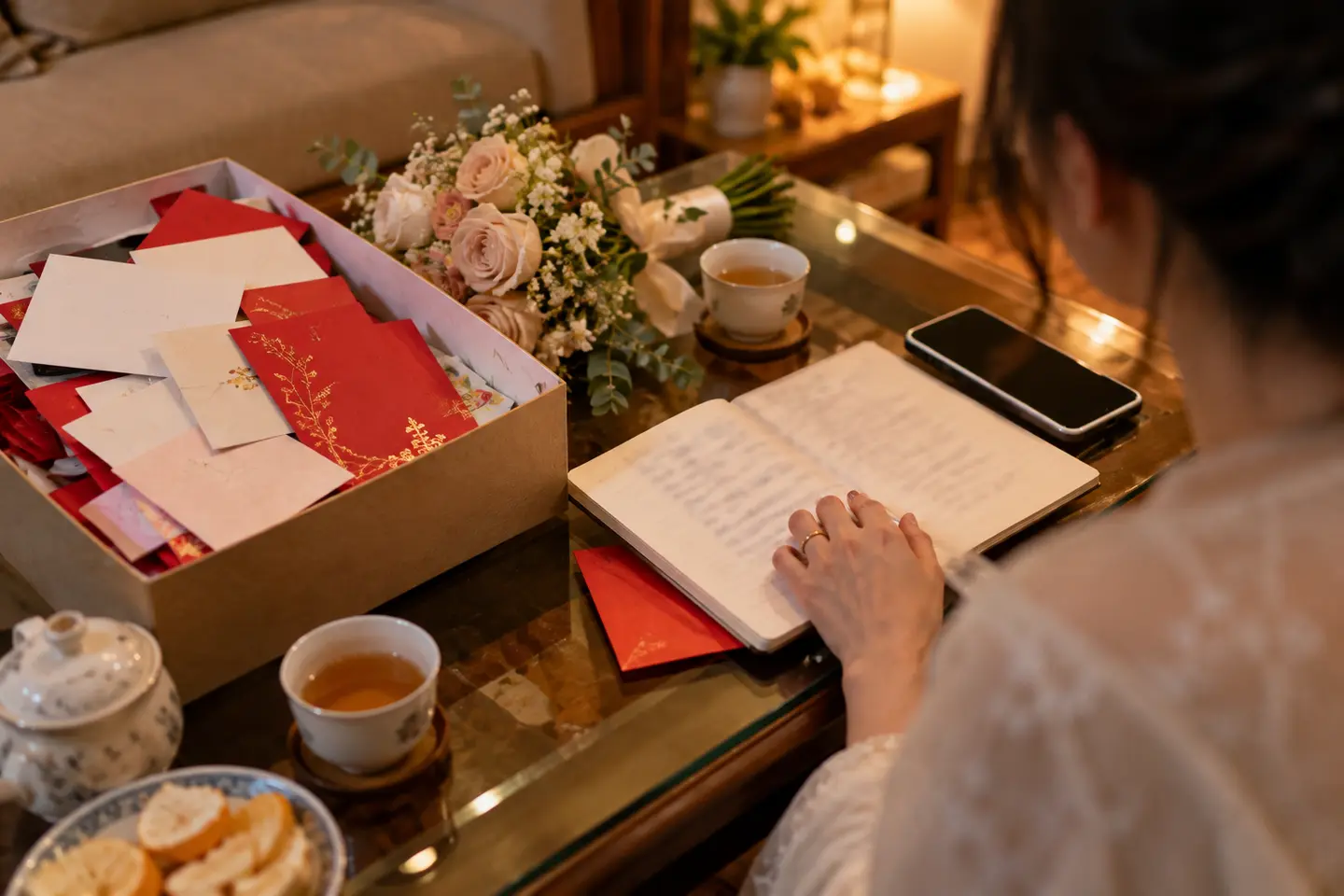 Hộp phong bì mừng cưới, sổ ghi chép và bó hoa cưới sau ngày cưới